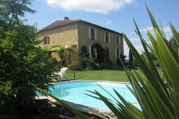 Gîte pour 5 personnes, avec jardin ainsi que terrasse et jacuzzi à Beaumarchés