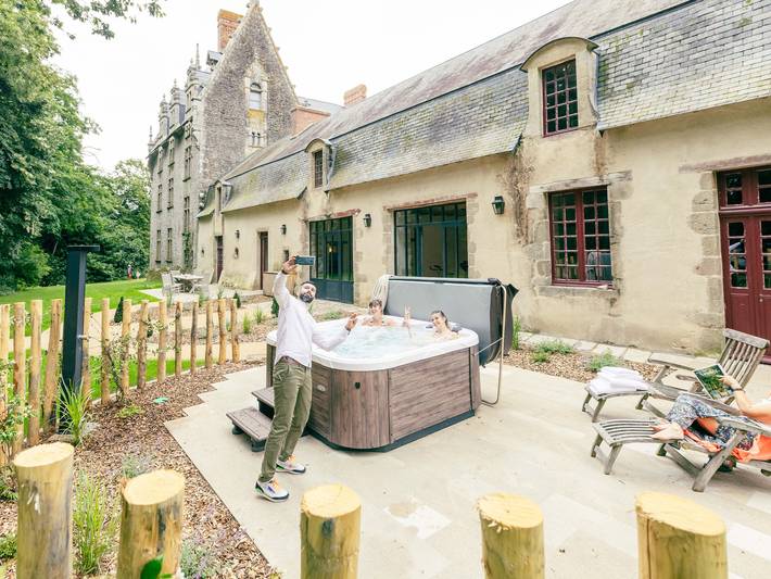 Gîte pour 10 personnes, avec terrasse et sauna ainsi que jacuzzi et jardin