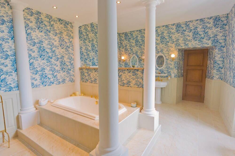 Chateau Trieux - Five Bedroom Castle, Sleeps 10 in Villeneuve-sur-Lot, Villeneuve-sur-Lot region
