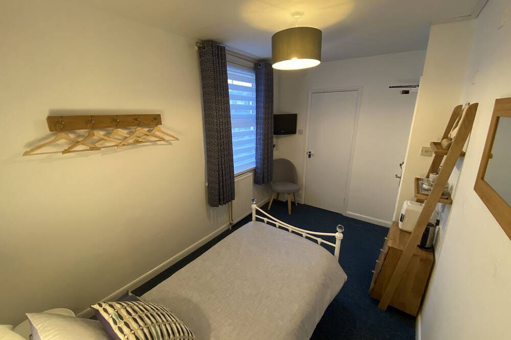 Comfy & Cosy Room by the Sea in Torquay, Torbay