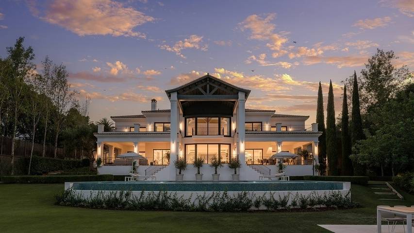 Holiday rental for 12 people, with garden and pool as well as hot tub in Sotogrande