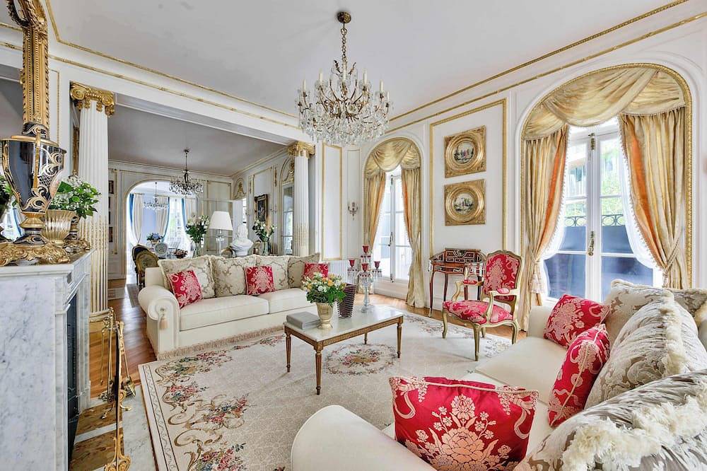 Parisian Villa: City Views, 5 Bedrooms & Family-Friendly in Paris, Ile de France