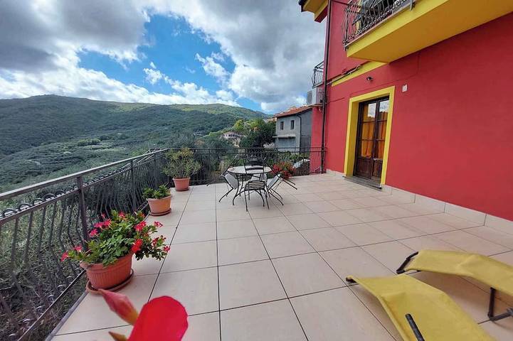 Gîte pour 4 personnes, avec jardin, animaux acceptés à Lucinasco