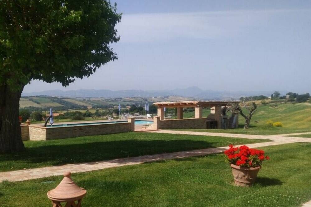 Casa vacanza a Santa Maria Nuova a partire da 324€ a notte