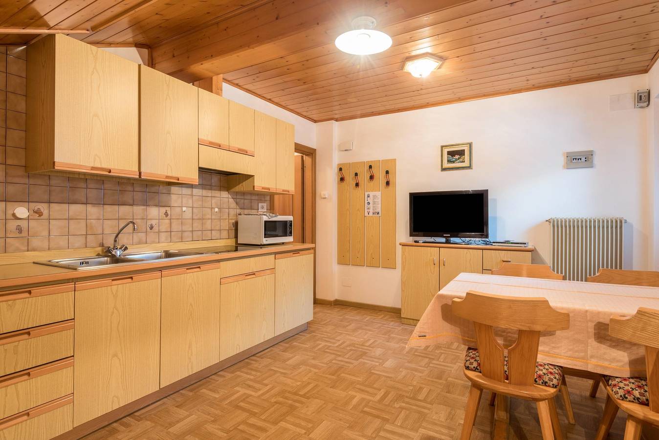 Ολόκληρο το διαμέρισμα, Comfortable Apartment “Casa Elena 2” with Mountain View, Garden & Wi-Fi; Parking Available in Penia, Canazei