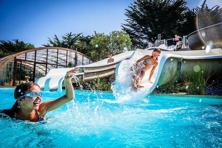 Camping pour 5 personnes, avec terrasse et piscine