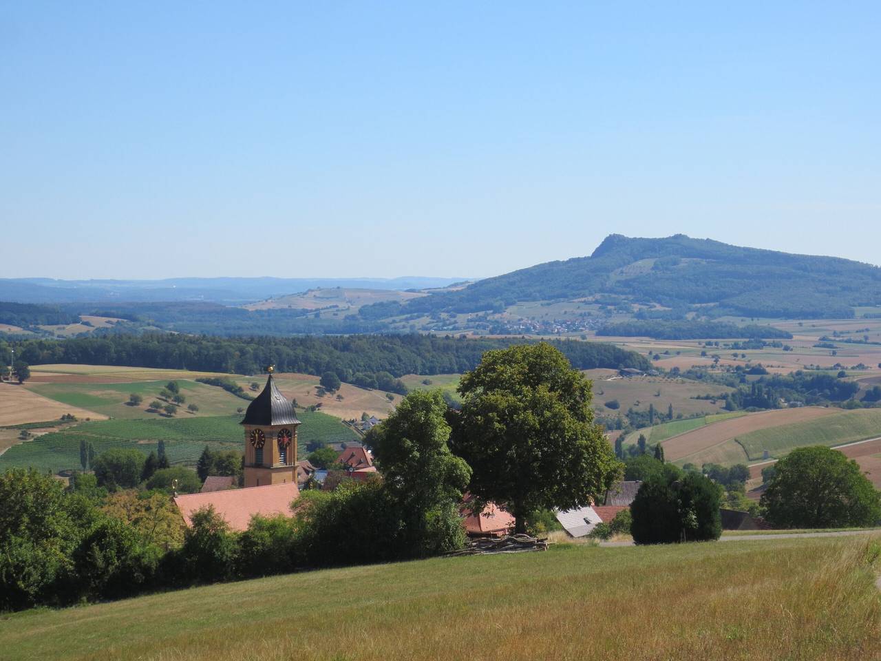 Ganze Wohnung, Ferienwohnung 'Gästehaus Erika, Erdgeschoss' mit privater Terrasse, privatem Garten und Wi-Fi in Wiechs am Randen, Tengen