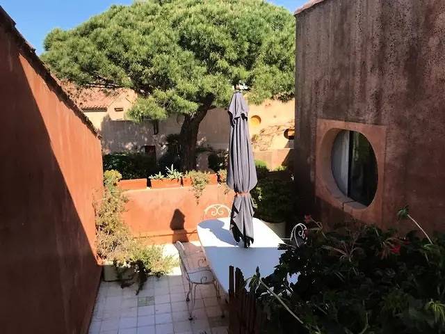 Appartamento intero, T3 30 metri dal mare con una splendida vista sul mare dalla terrazza in Hyeres, Porquerolles