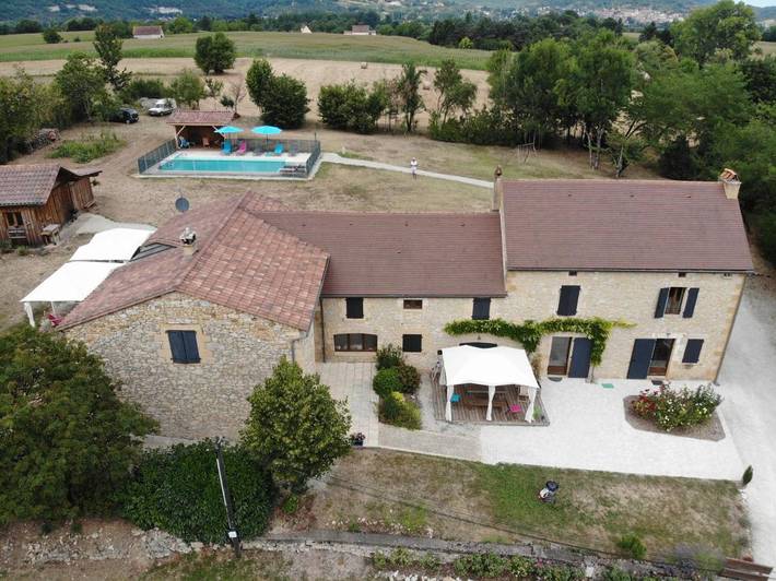 Location de vacances pour 8 personnes, avec jacuzzi ainsi que piscine et jardin à Marnac