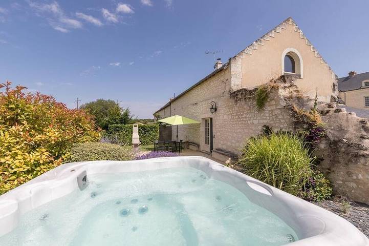 Location de vacances pour 5 personnes, avec jardin ainsi que jacuzzi et terrasse à Lerné