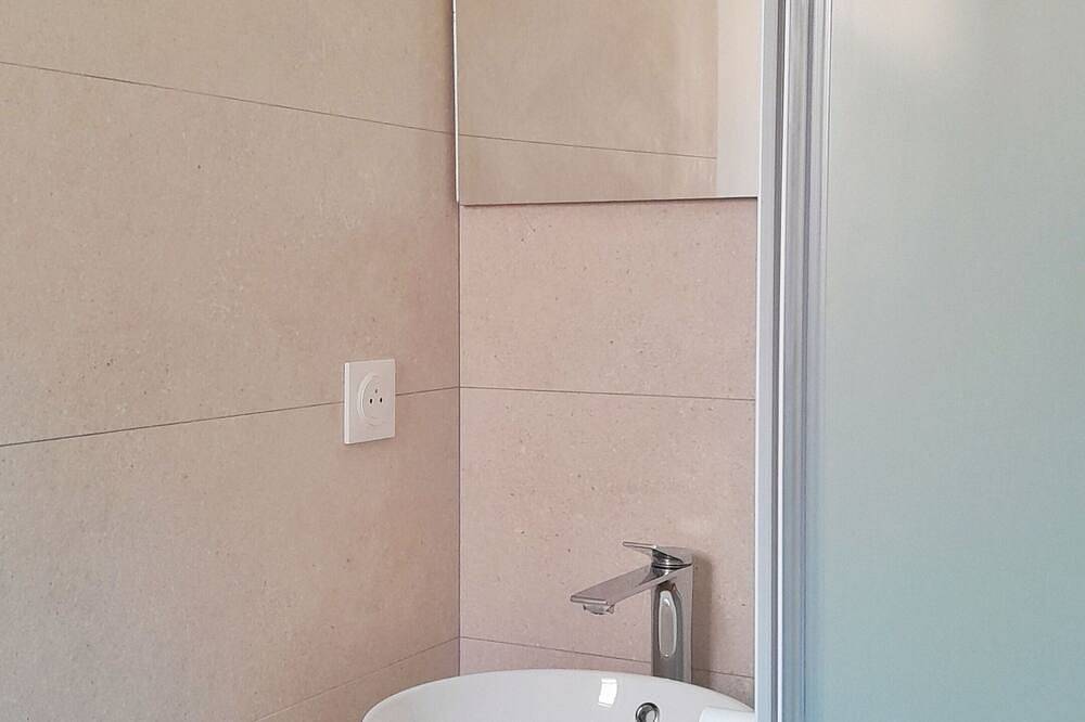 En bord de mer ! Chambre cosy 12m² + piscine in Côte Vermeille, Cerbère