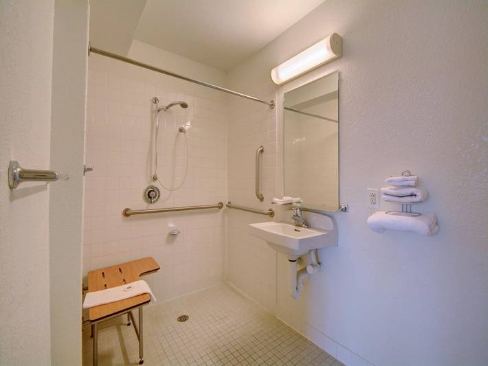 Apartamento entero, 1 cama doble | Microondas, Se permite fumar in Wethersfield, Connecticut