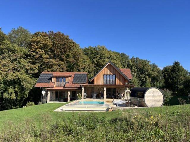 Ferienhaus für 12 Personen, mit Ausblick und Sauna sowie Pool und Garten, mit Haustier in der Oststeiermark