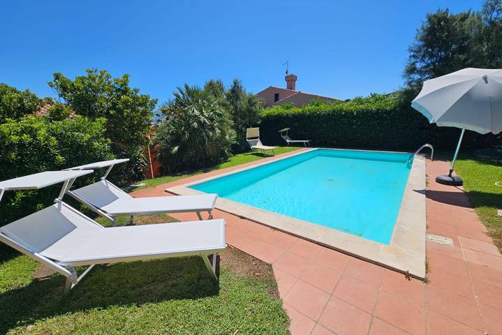 Villa per 8 persone, con Balcone/Terrazza e Giardino nonché Piscina a Stintino