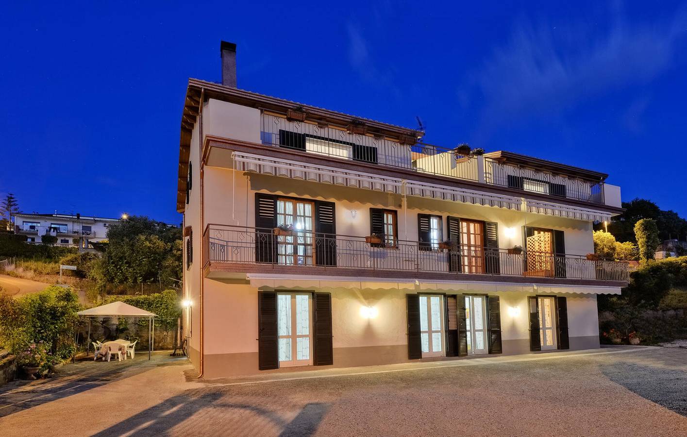 Ganze Ferienwohnung, Apartment mit Meerblick und Parkplatz, 2 km zum Strand in Cilento