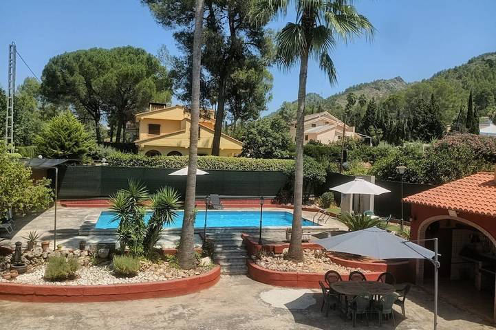 Location de vacances pour 4 personnes, avec Terrasse ainsi que Jardin et Piscine dans Genovés
