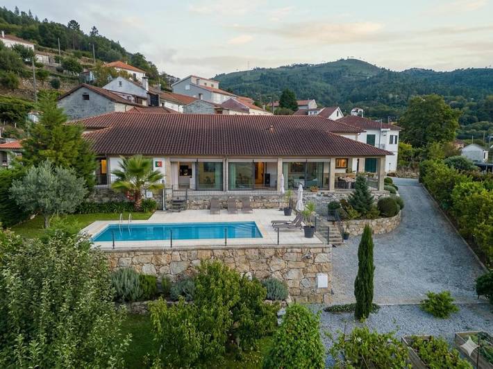 Casa rural para 11 personas, con jardín además de piscina y vistas, Familias con niños en Ponte da Barca
