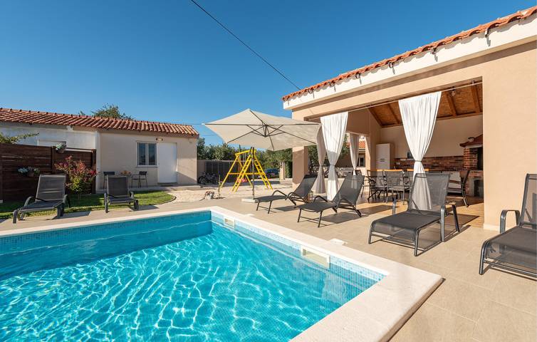Gemütliche 1-Zimmer-Wohnung mit Pool und WLAN, nur wenige Schritte vom Restaurant Markica entfernt in Galovac, Zadar