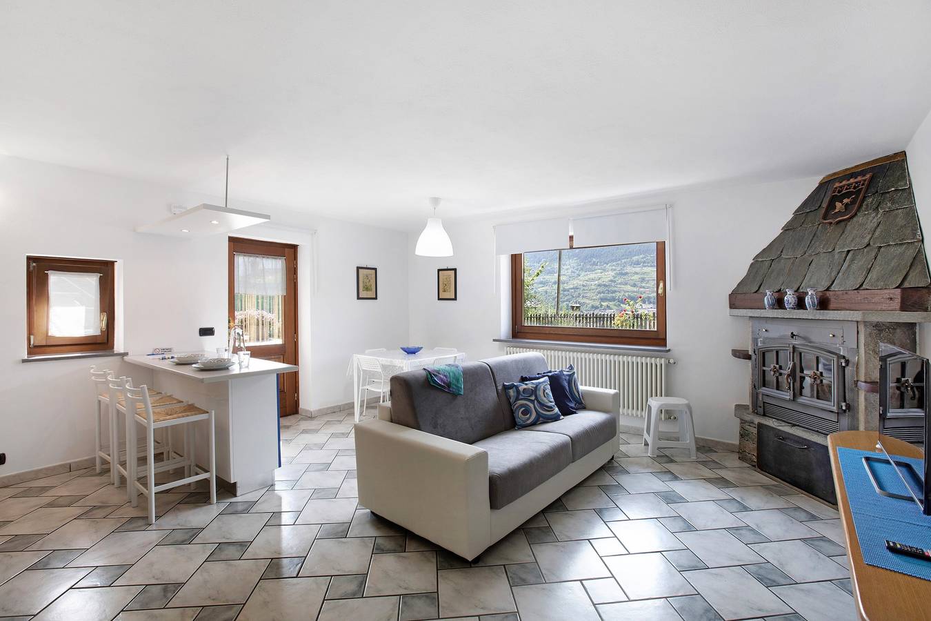 Ganze Wohnung, Apartment „Casa Sabrina - Blu“ mit Bergblick, privatem Garten und Wlan in Comune di Sarre, Walliser Alpen