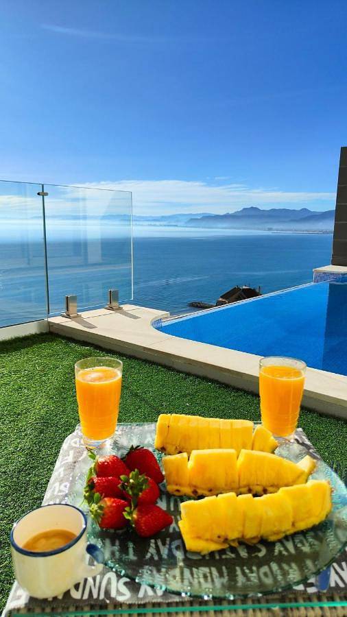 Villa conectada al mediterraneo, Infinity pool in Platja les Oliveres (Cullera), Cullera