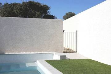 Gîte pour 2 personnes, avec piscine ainsi que terrasse et jardin à Puissalicon