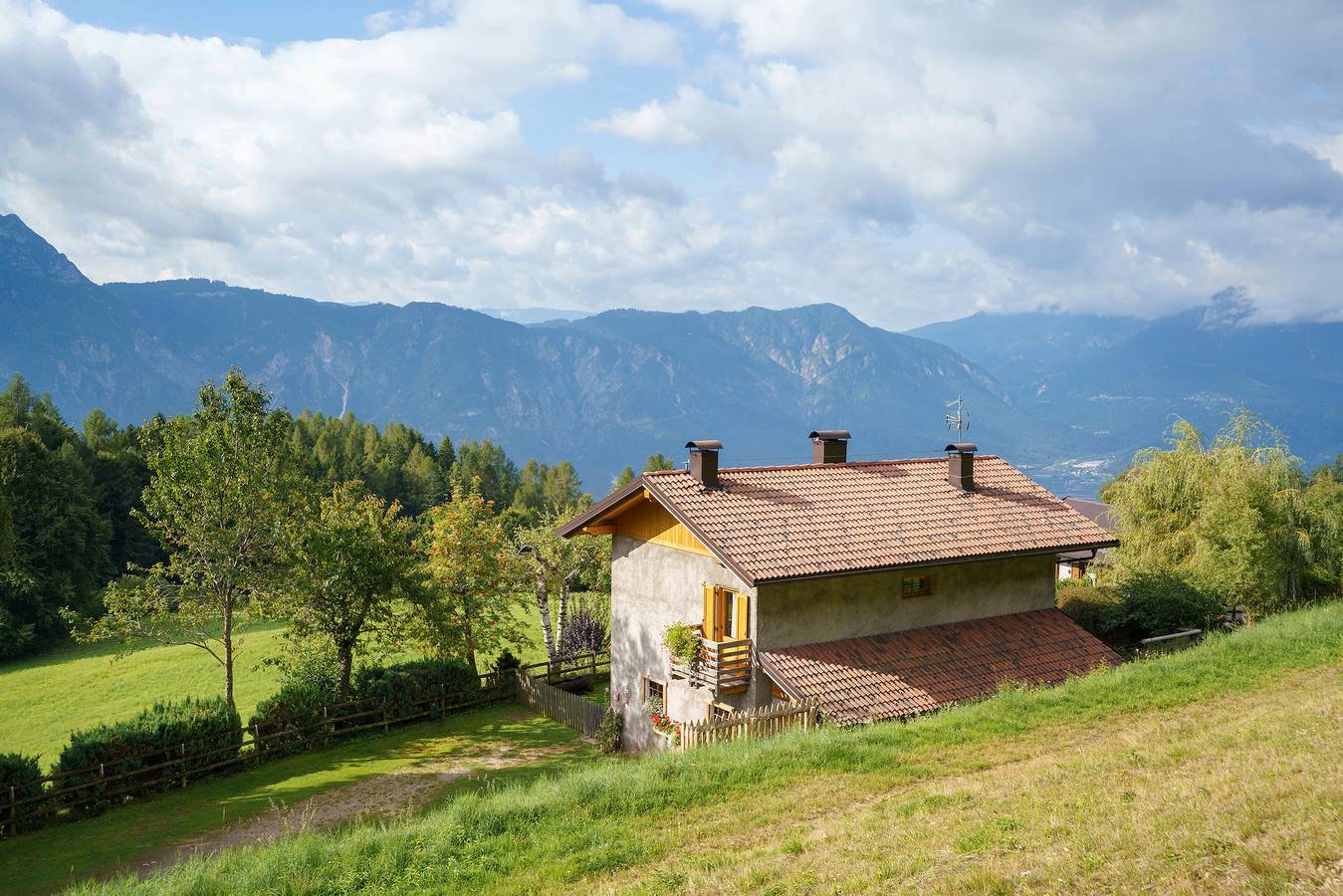 Chalet 'Baita Angomà' mit Bergblick und privatem Garten in Levico Terme, Valsugana
