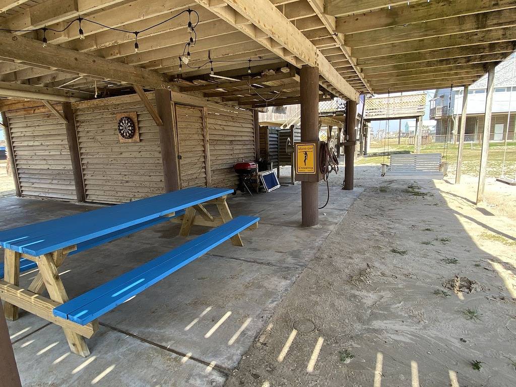 Come relax by beach, cozy cottage close to the beach & Jetty. Water views in Brazoria County