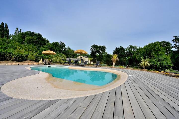 Location de vacances pour 13 personnes, avec Terrasse ainsi que Jardin et Piscine à Sucé-sur-Erdre