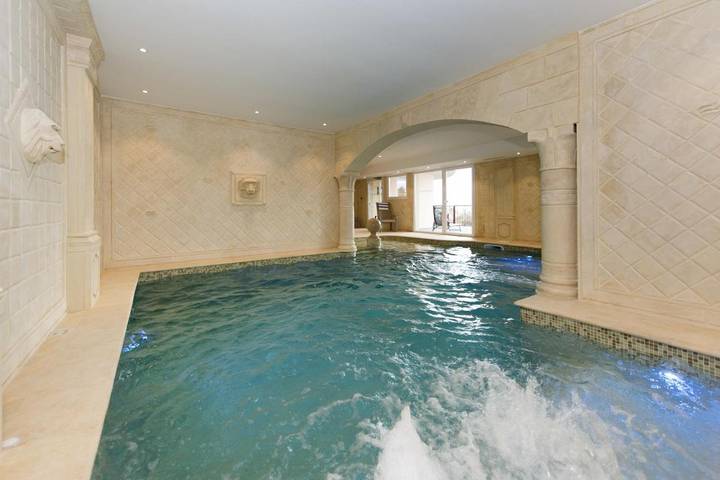 Hôtel pour 5 personnes, avec jardin et sauna ainsi que terrasse et piscine, animaux acceptés