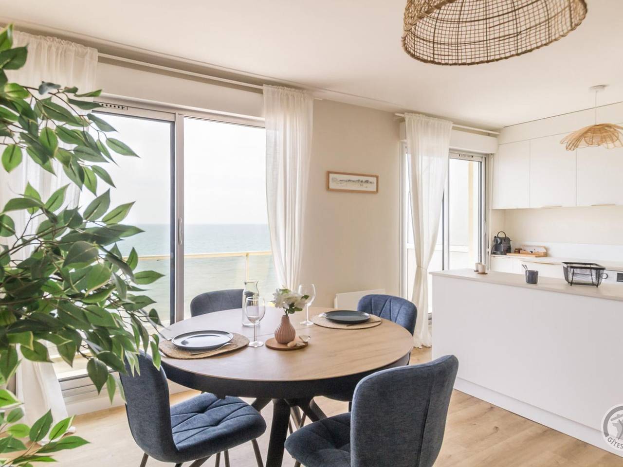 Ganze Wohnung, Meerblick-Apartment mit Service und Privatparkplatz in Agon-Coutainville, Coutances und Umgebung