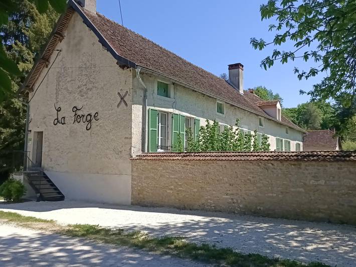Charmantes Industrie-Cottage mit Park, Tischkicker und Klimaanlage nahe Dijon in Bèze, Dijon und Umgebung
