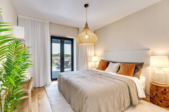 Top Renovierte 4-Zimmer Luxusvilla - Golf Frontlinie in El Paraiso Golf Estepona, Benahavís