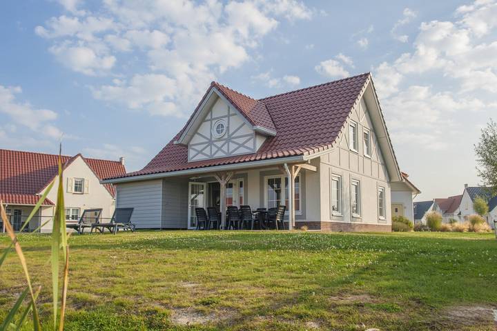 Villa für 10 Personen, mit Balkon/Terrasse und Terrasse sowie Garten und Sauna in Cadzand-Bad