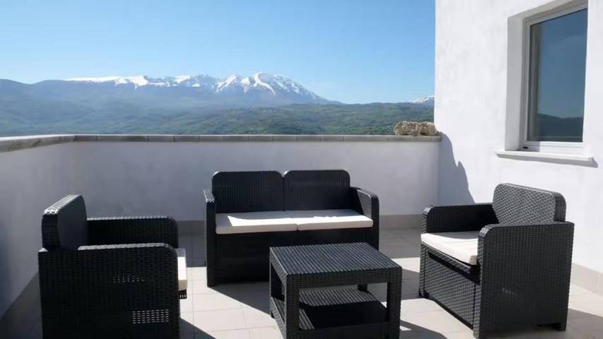 Gîte pour 8 personnes, avec jardin et vue, animaux acceptés à San Valentino in Abruzzo Citeriore