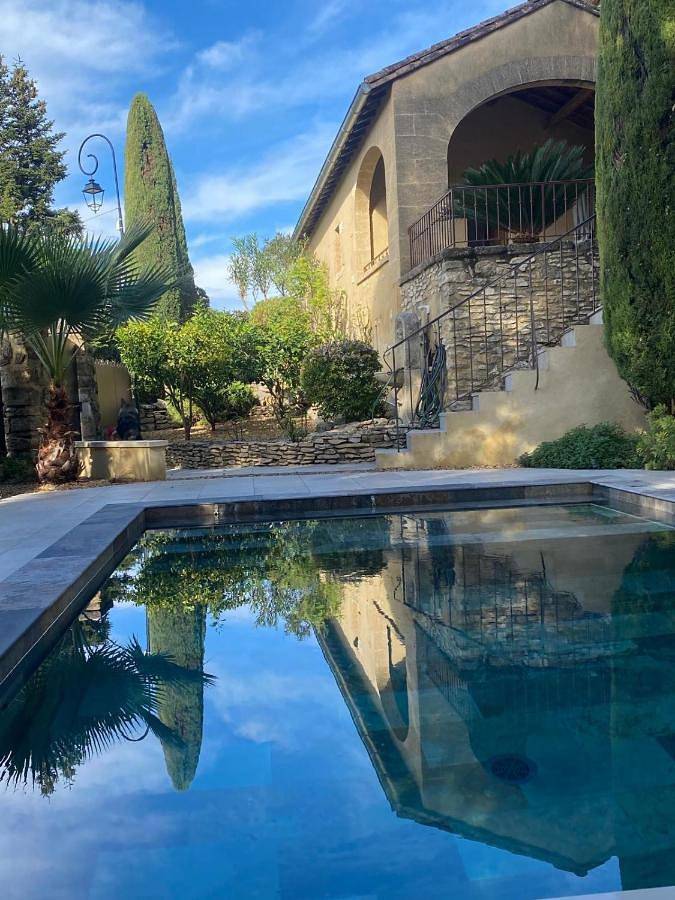 Location de vacances pour 6 personnes, avec Balcon et Terrasse ainsi que Jardin et Piscine à Saint-Maximin (Nimes)