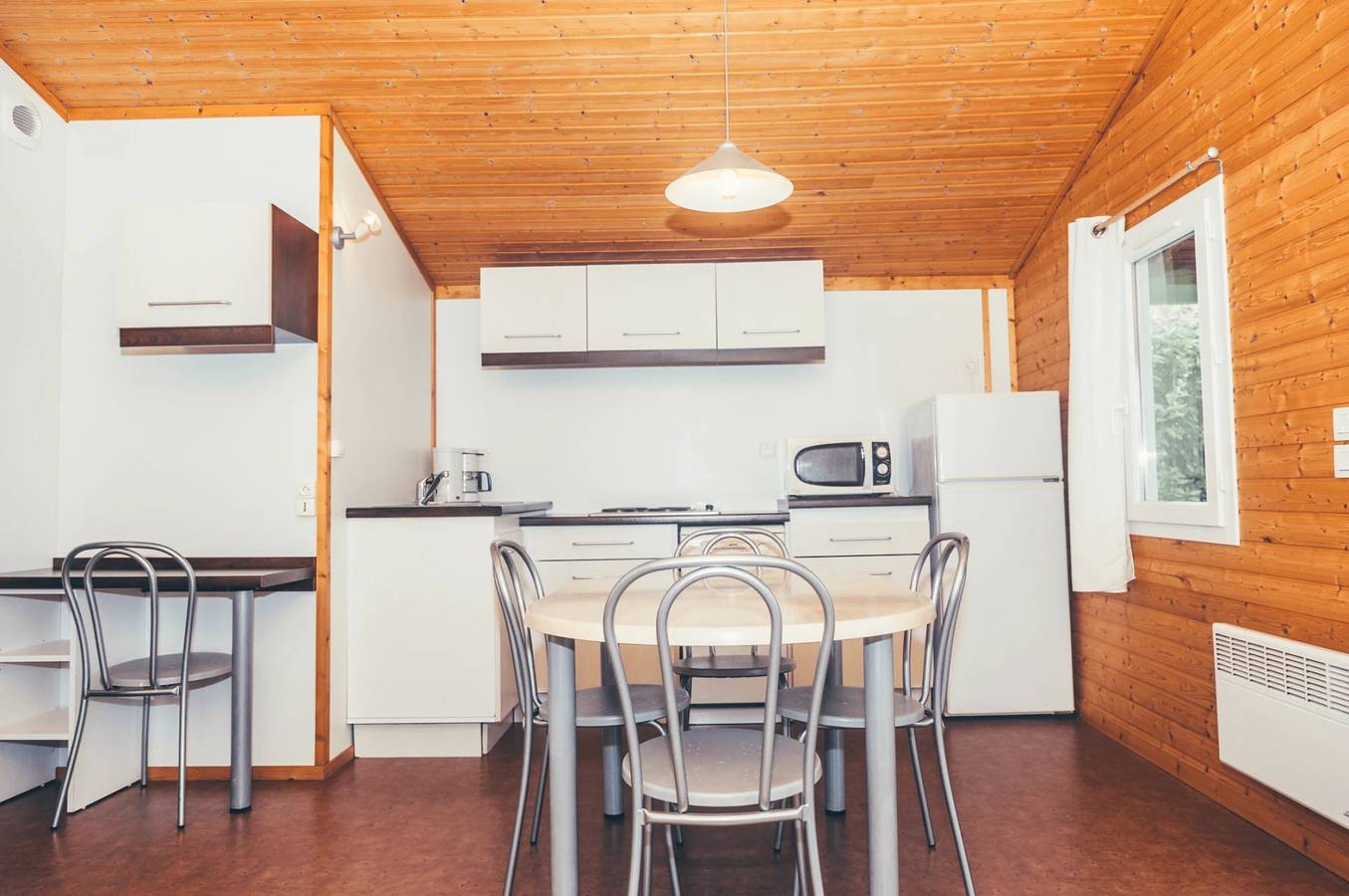 Zecamping 3 étoiles piscine couverte pet friendly cottage Tv Lv 35m2 2 pers in Beynat, Région de Brive-la-Gaillarde