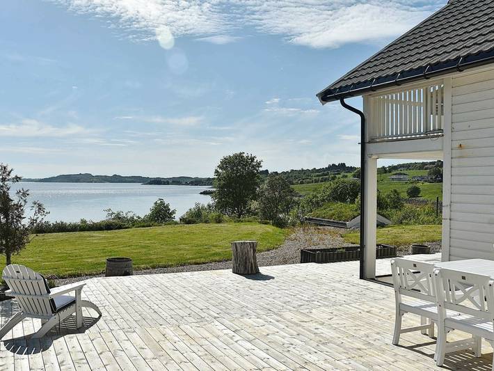 Ferienhaus für 10 Personen, mit Balkon und Whirlpool, kinderfreundlich in Fræna