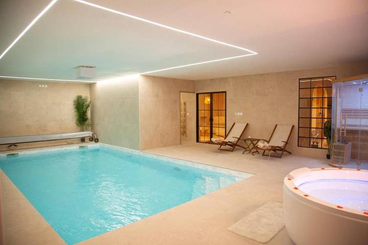 Maison de vacances pour 2 personnes, avec jacuzzi et jardin ainsi que piscine et sauna, animaux acceptés dans 