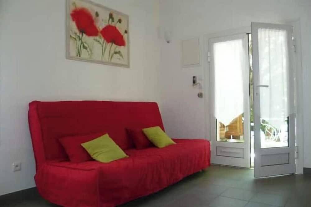 Entire apartment, Studio Aix en Provence in Meyreuil, Aix-en-Provence region