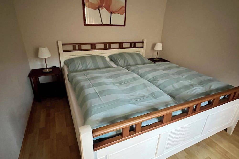 Idyllisches Haus, an einer historischen Klinkerstraße mit Lindenbäumen in Rostrup, Bad Zwischenahn