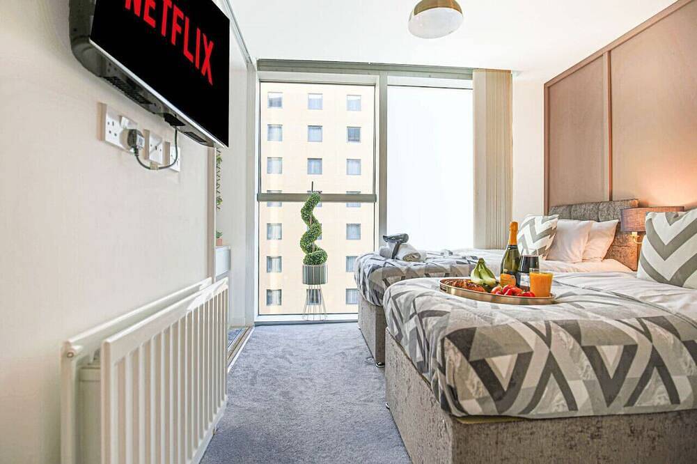 Entire apartment, Luxury Central Hub Apartment w/ Parking & Skytv in Milton Keynes, South East England