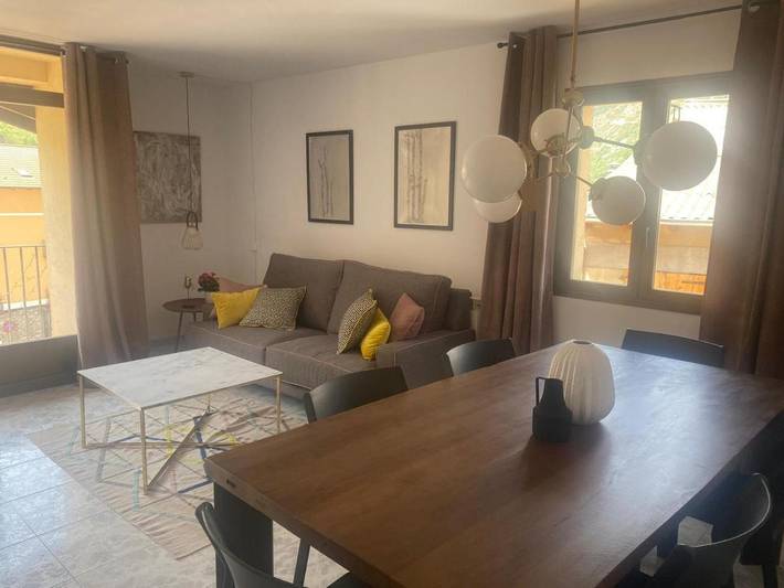 Gîte pour 8 personnes, avec Balcon ainsi que Terrasse et Vue à Castejón de Sos