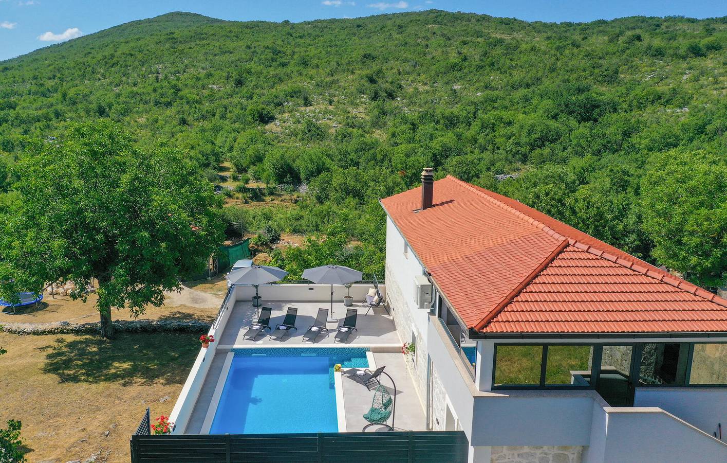 Geräumige 2-Zimmer-Wohnung mit Pool, Terrasse und kostenlosem WLAN in Makarska Riviera