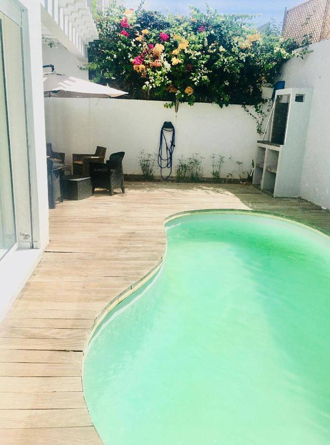Location de vacances pour 4 personnes, avec terrasse et jardin ainsi que vue et piscine dans Dar Bouazza