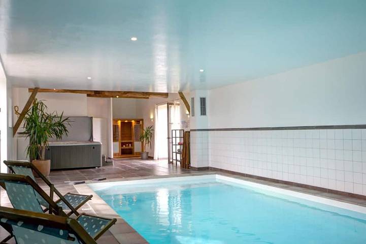 Gîte pour 18 personnes, avec Terrasse ainsi que Jardin et Sauna dans Saint-Just-la-Pendue