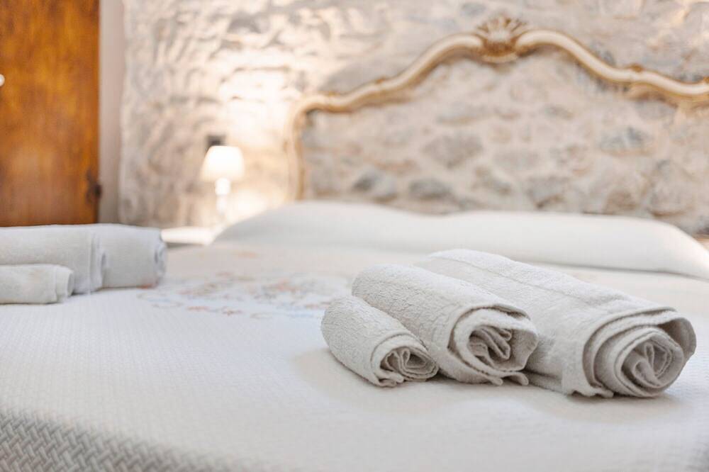 Entire apartment, Room 'Stanza Dell'olio' with Private Terrace and Wi-Fi in Ceriale, Riviera di Ponente