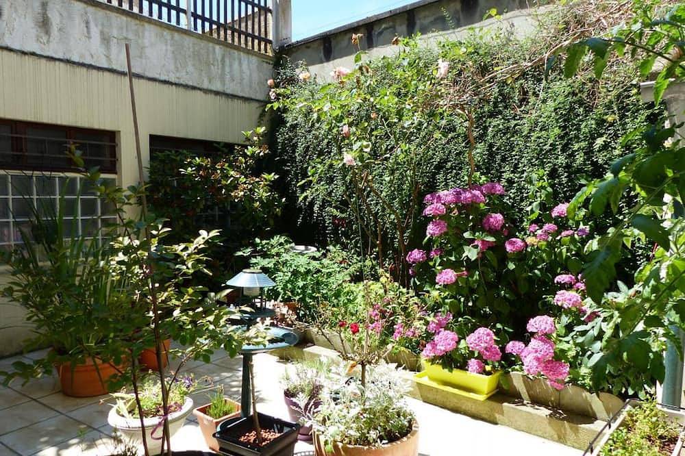 Acogedora casa cerca del centro con patio, internet y bicicletas gratis in Moulins, Allier (desambiguación)