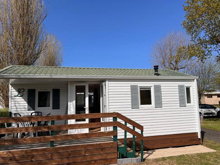 Camping pour 6 personnes, avec bassin pour enfant et jardin ainsi que jacuzzi et piscine, adapté aux familles à Louannec