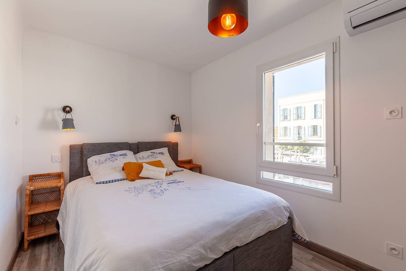 Appartement entier, Appartement lumineux refait à neuf avec Wi-Fi et climatisation in Sanary-sur-Mer, Côte méditerranéenne (France)