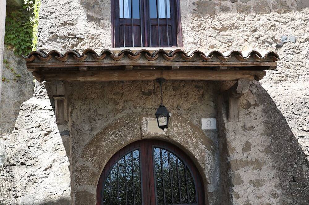 Septà - Pittoresca Casa Vacanze nel Centro Storico Vista Lago, Piccolo Giardino in Anguillara Sabazia, Lake Bracciano